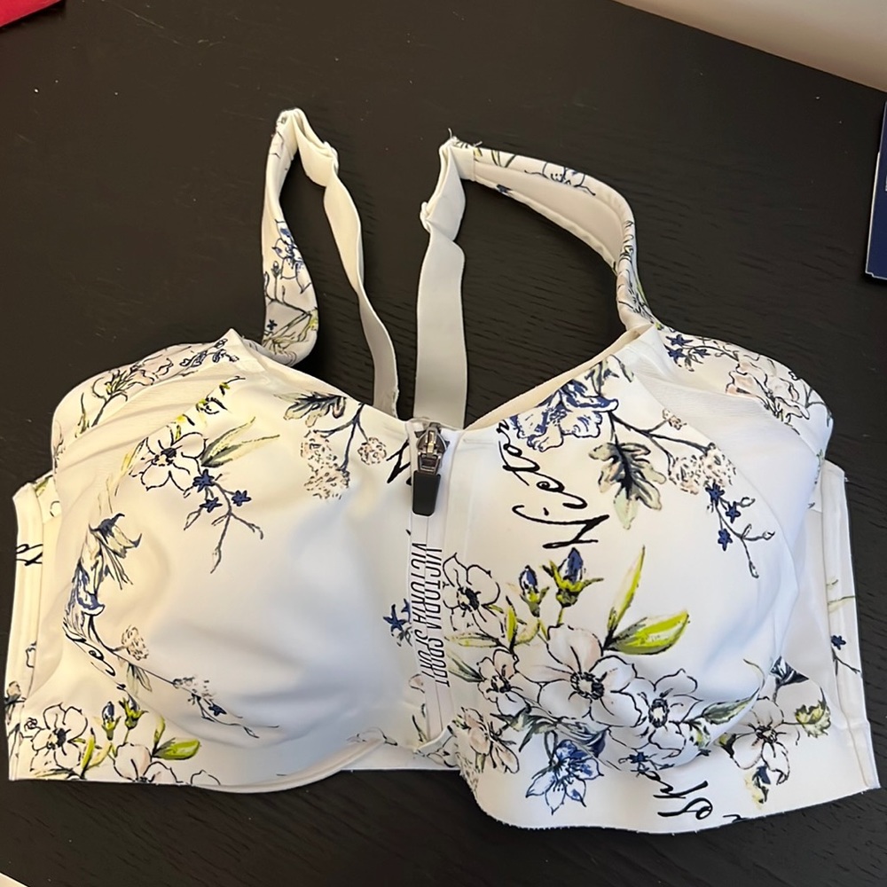 36DDD Victoria Sport Sports Bra Zip-Up